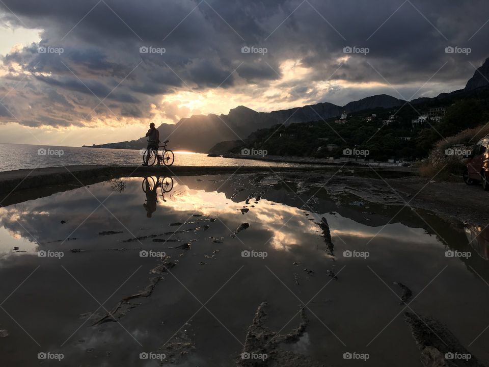 silhouettes on the sea