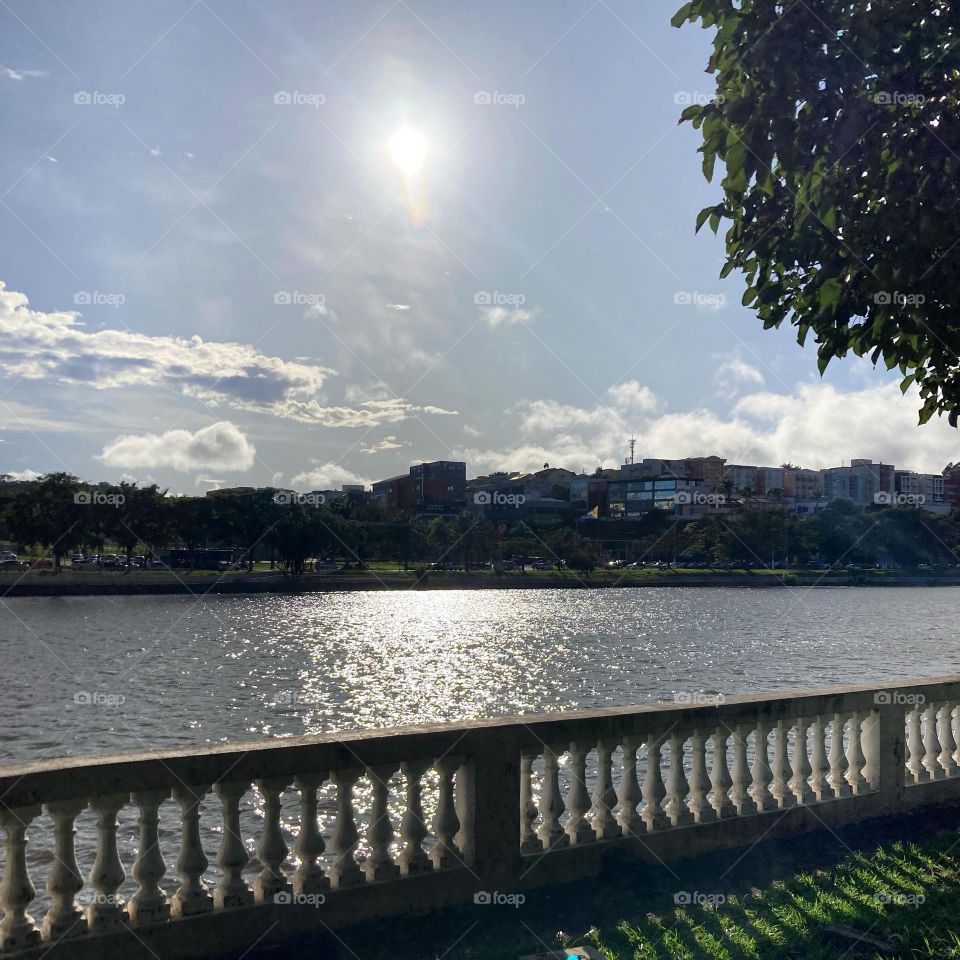 Um clique bragantino do Lago do Taboão, nesta 2ª de manhã. Quando levei minhas filhas para o colégio, ganhamos esse “bom dia” do sol! Mas o tempo está virando… muito vento e céu carrancudo agora.

De verão para outono em clima marcante, não?