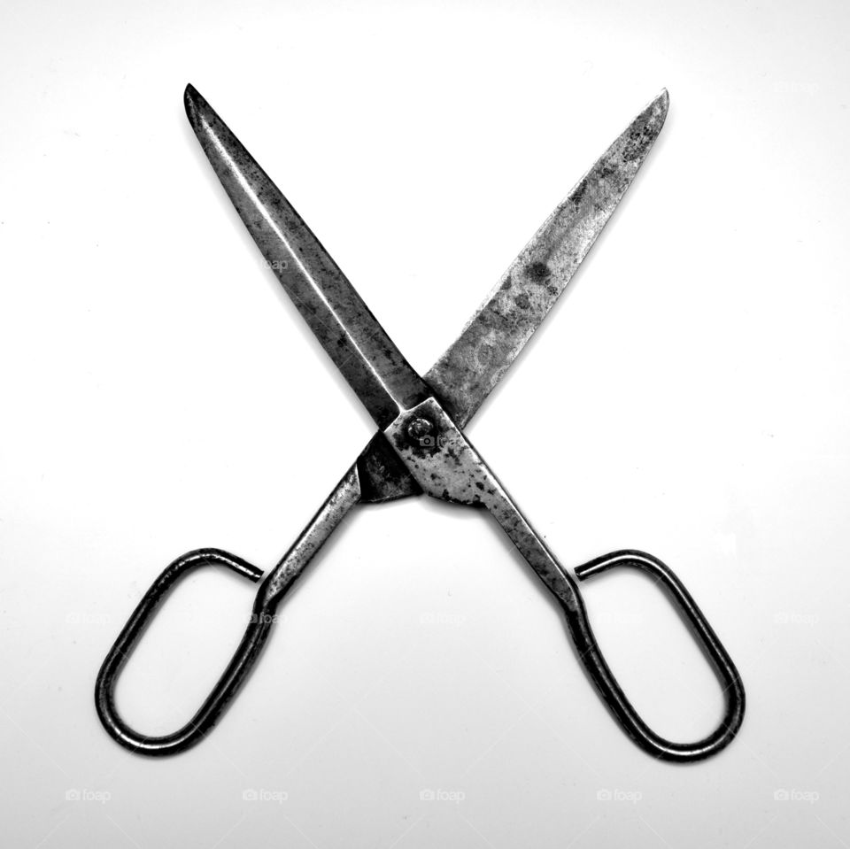 Centered open scissors
