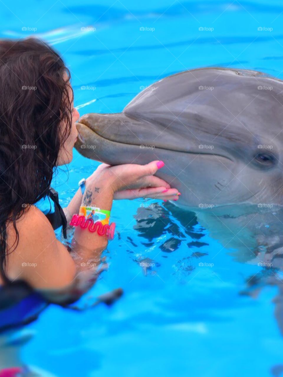 Kiss dolphin