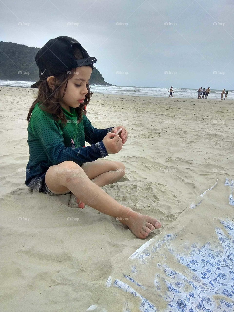 Criança Brincando na Praia #brincandeira 
#mar # paisagem #sol