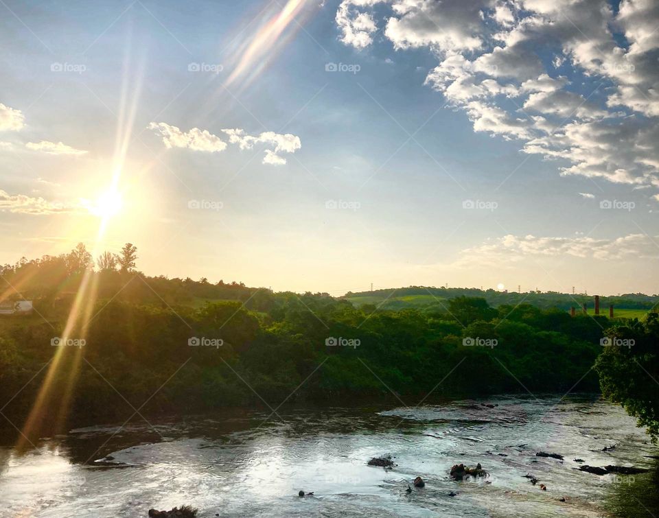 Olhe que belíssimo #entardecer em #Itu, com o #sol iluminando o #RioTietê!
Fotografar relaxa!
📸
#FOTOGRAFIAéNOSSOhobby
#sunset #sol #sun #sky #céu #natureza #horizonte #fotografia #paisagem #landscapes #inspiração #mobgrafia #XôStress #nuvens #clouds