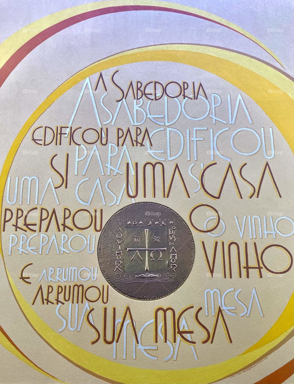 PRAY! Pausa para uma prece na igreja.
Diante do sacrário, agradecendo o Cristo Vivo! E pedindo perdão de minhas inúmeras culpas….
Na porta, o lembrete: “Aqui mora o Deus de Amor”.