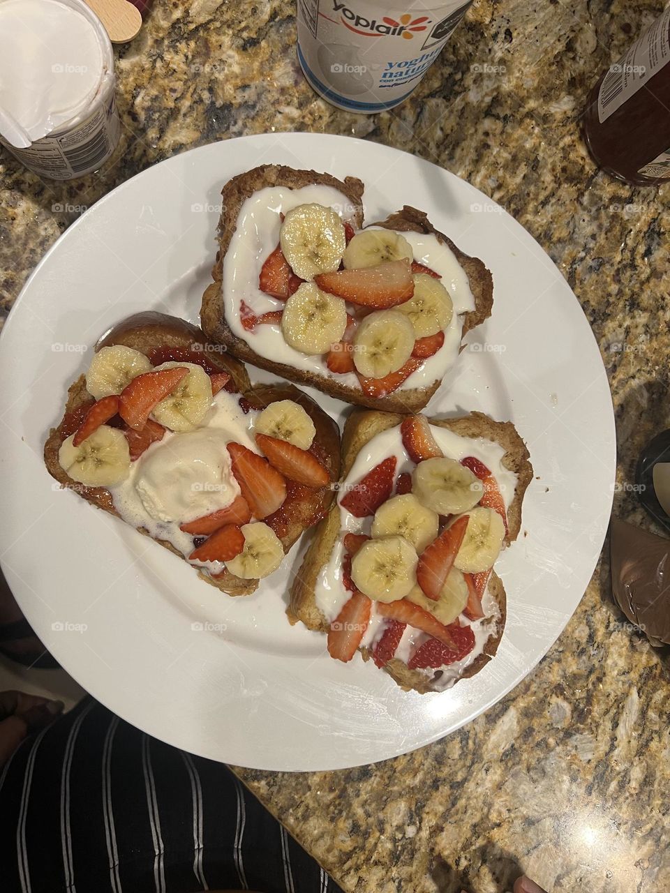 Pan francés con fresa y plátano 