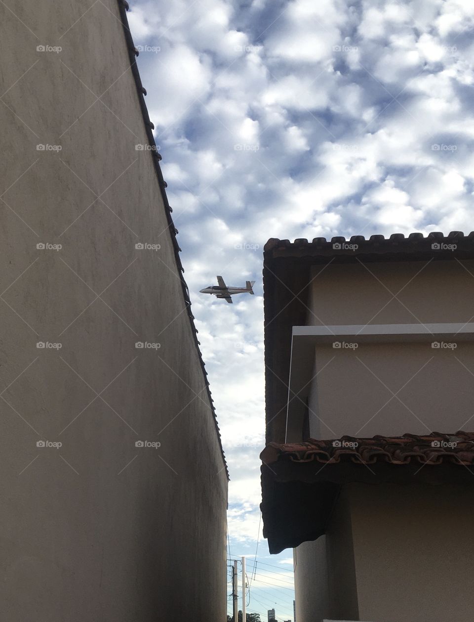 A plane passing between the walls of the house.  So scary!  Look ahead carefully, Mister Pilot. / Um avião passando entre as paredes da casa. Que medo! Olhe atentamente para a frente, senhor piloto. 