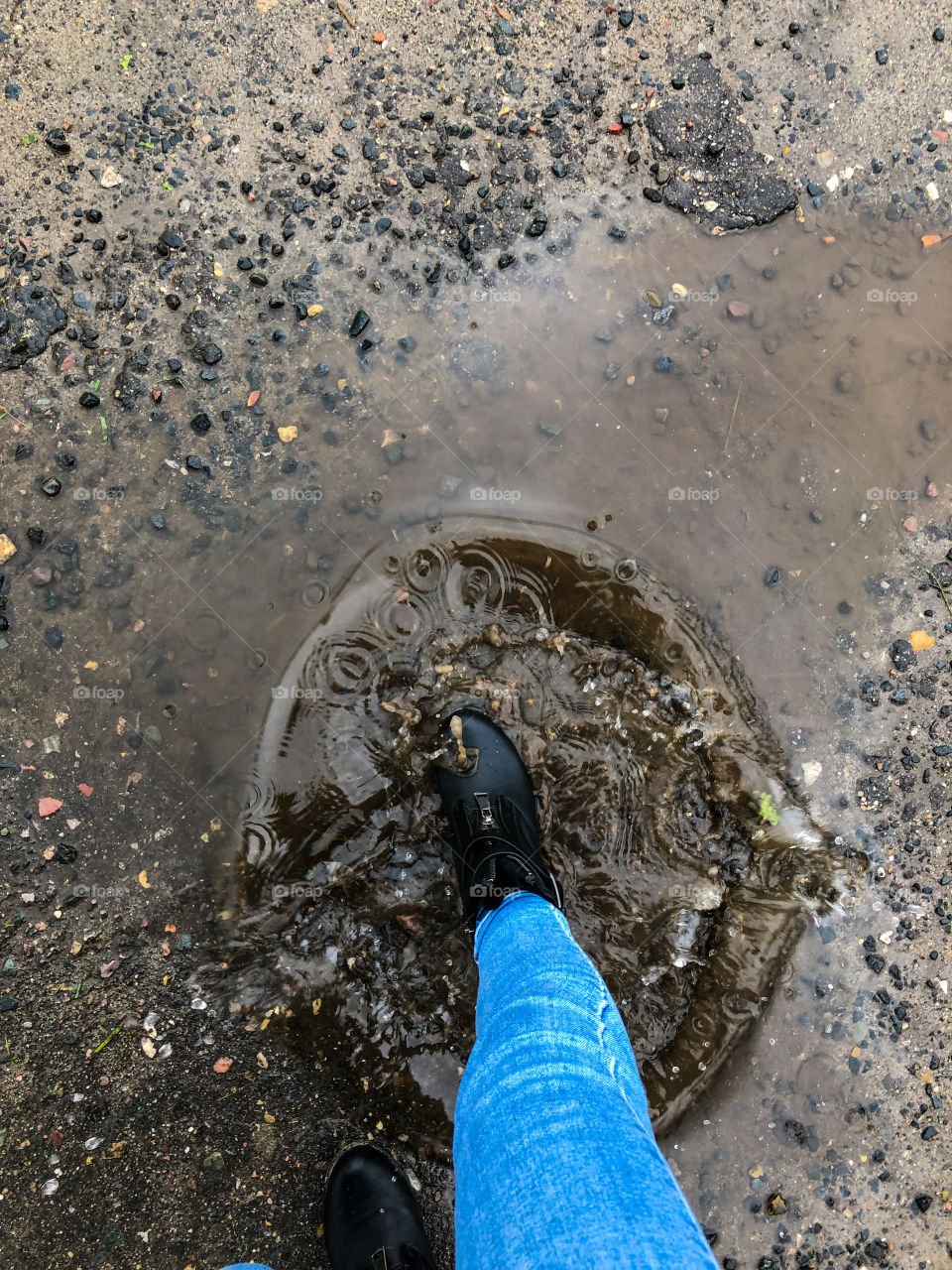 Брызги из лужи