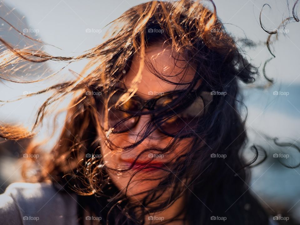 mujer pelo al viento