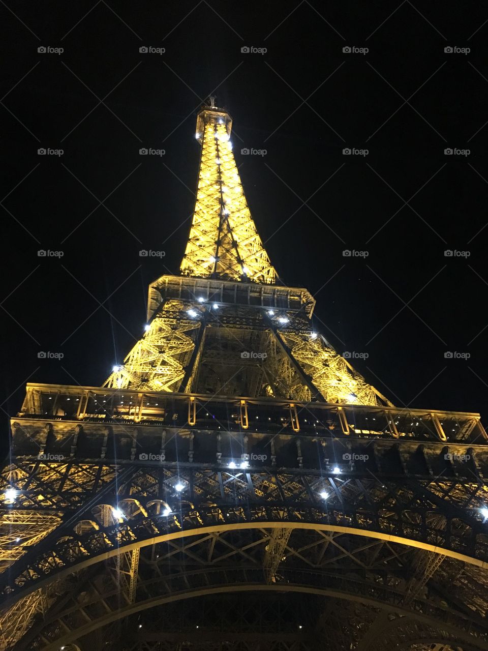 No existe mejor sensación que estar de bajo de la famosa e histórica torre Eiffel, por eso esta foto es tan significativa, ya que uno puede sentirse en la misma, apreciando su grandeza y su belleza