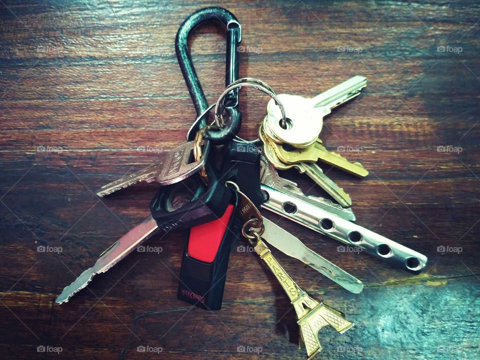 All my Keys, All In One
2 motorcycle, 3 Office Doors, 2 Home Doors, Paris's Miniature, 1 Flashdisk, 1 Pen for my Clavicula