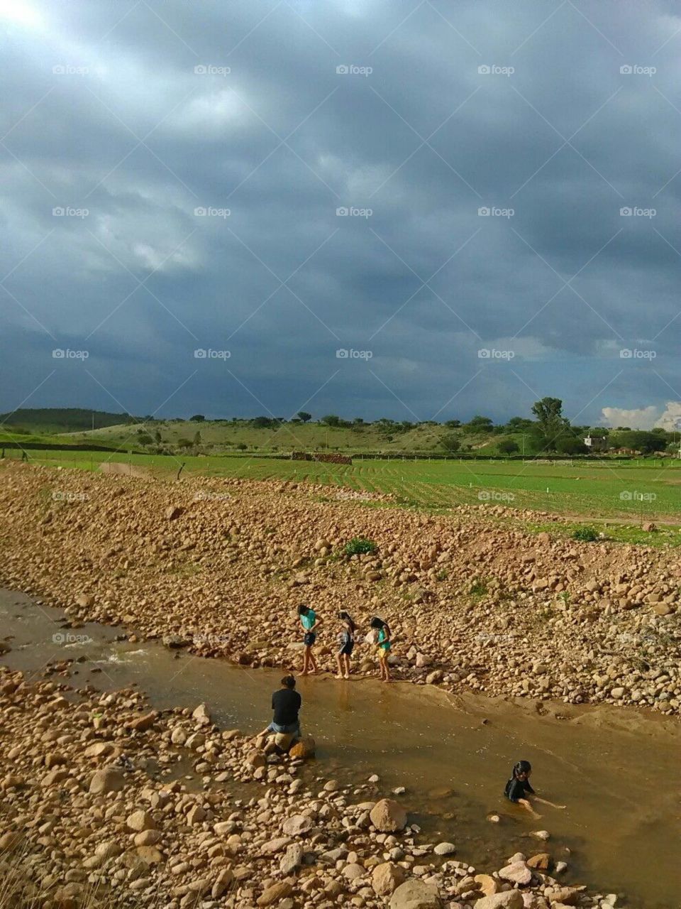 Nubes agua piedras 
