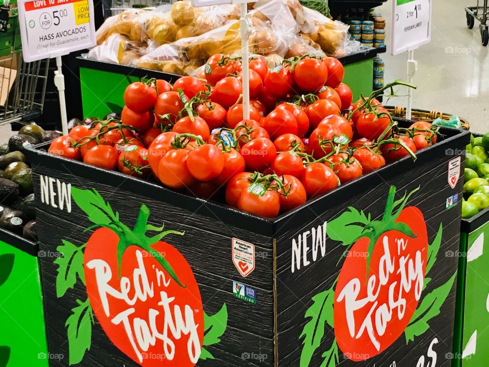 Red tomatoes on the vine 