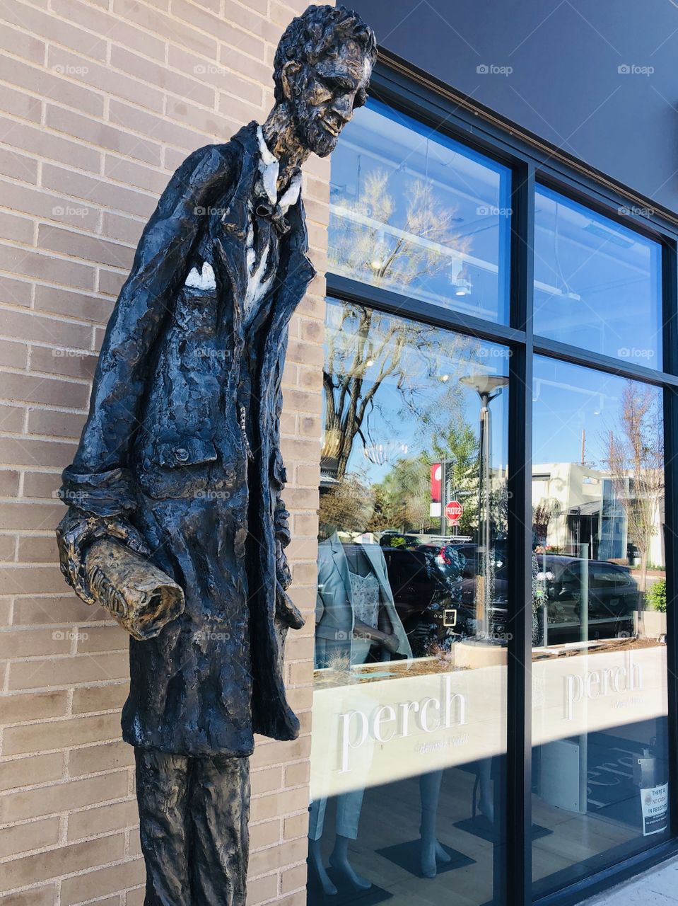 Bronze sculpture of Abraham Lincoln in front of a fashion store