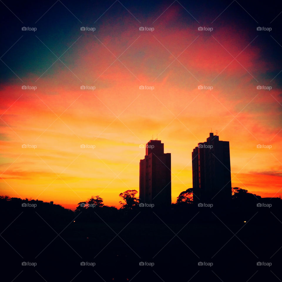 FOAP MISSIONS - A dawn with beautiful and orange sky in the city of Jundiaí, interior of Brazil.  It's an incredible golden hour! / Um amanhecer com céu bonito e alaranjado na cidade de Jundiaí, interior do Brasil. É uma incrível hora dourada!