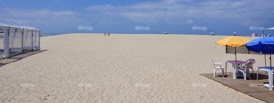 Playa en portugal, sol de verano, calor intenso .