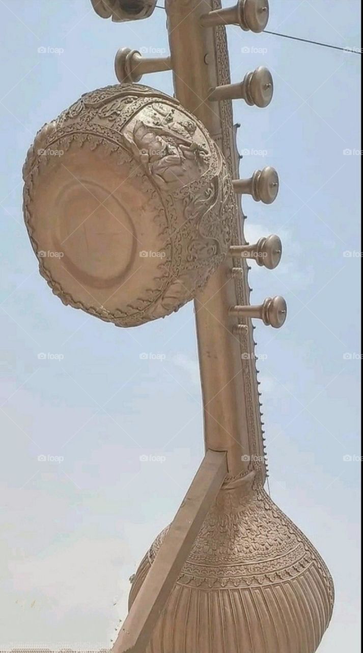 A beautiful Veena figure has been made inside the temple.