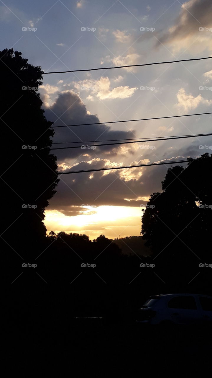 nuvens douradas pelo sol