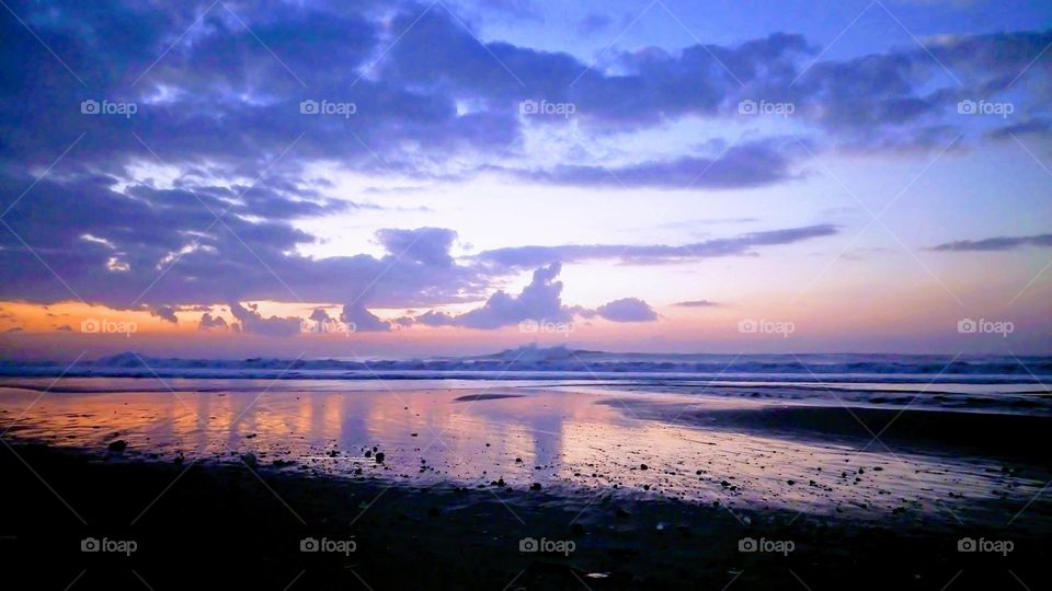 Skyscape over the ocean at sunrise☁️🌅☁️