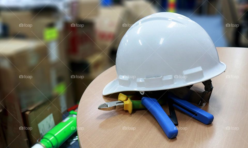 a safety helmet is one of the safety equipment that must be worn by construction workers while working to protect their heads from hard collisions and fatal work accidents.