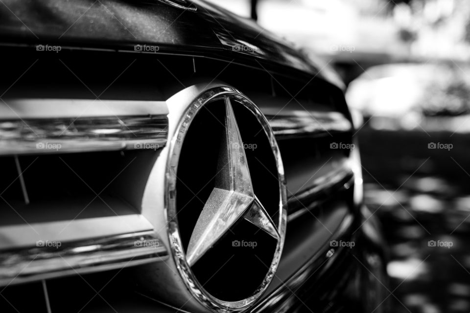 Mercedes benz hood sign logo