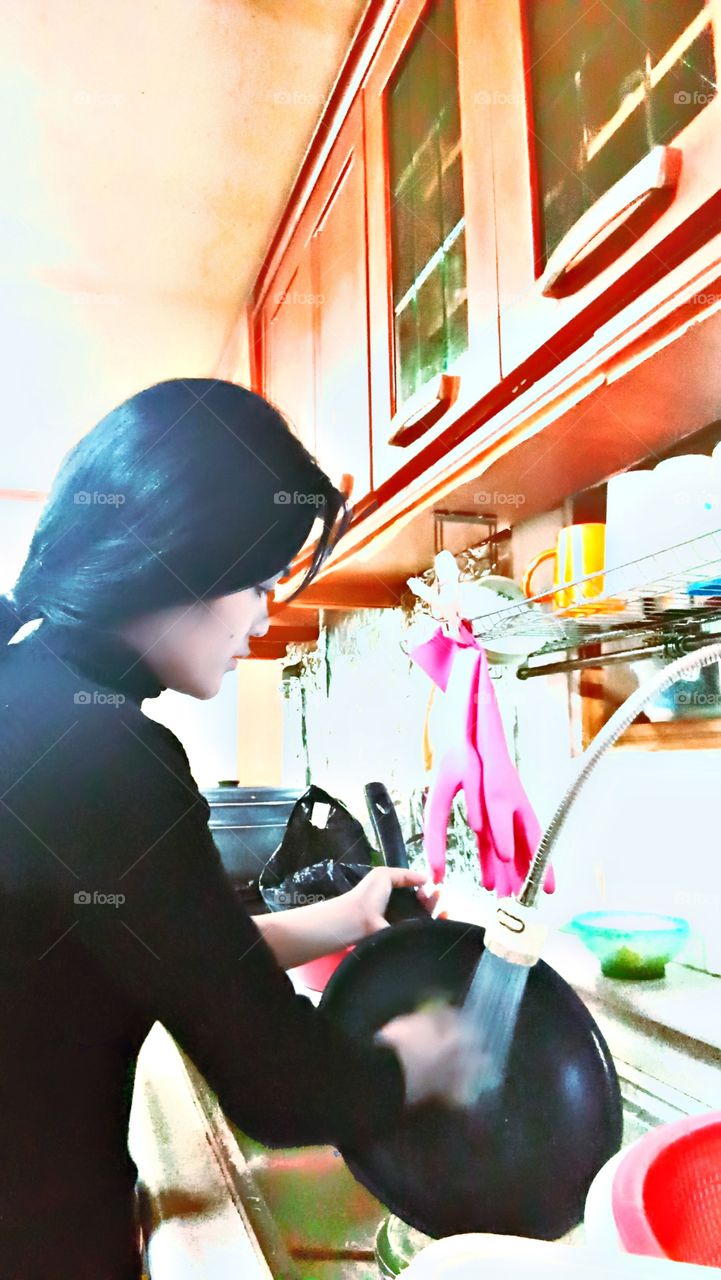 washing dishes and fry pan.
the basic work that we have at home is this.
very basic and very important.
some people never see the value of it.
but without washing ur dishes its impossible to eat with clean plates in front of you.