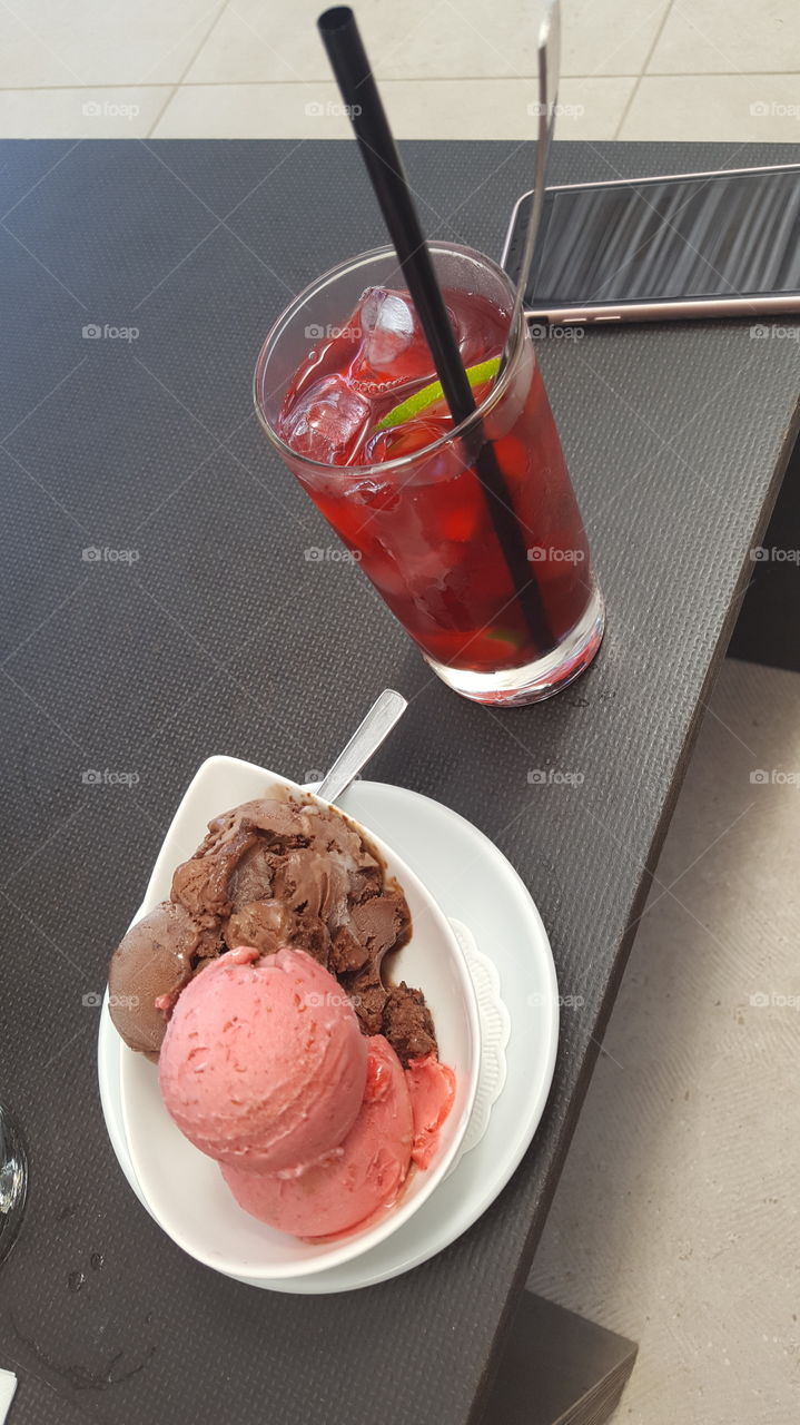 Ice cream and ice tea for hot summer days