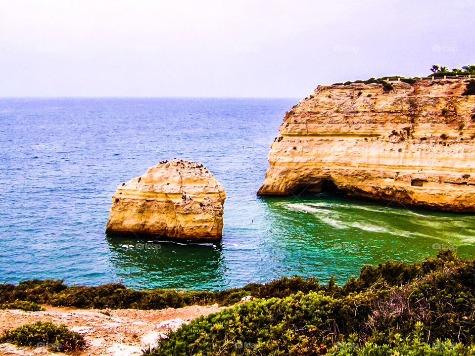 Die Küste Praia da Marinha an der Algarve In Portugal