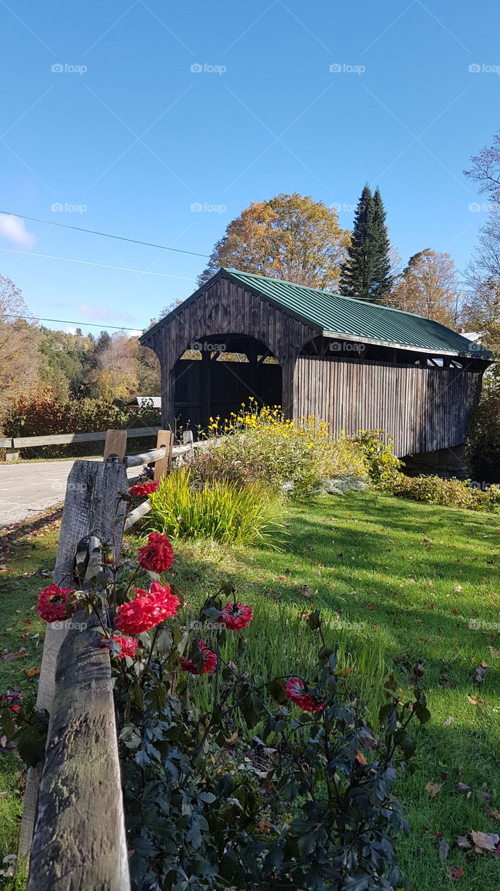 Picturesque covered bridge in Vermont, USA on a sunny automnal day.