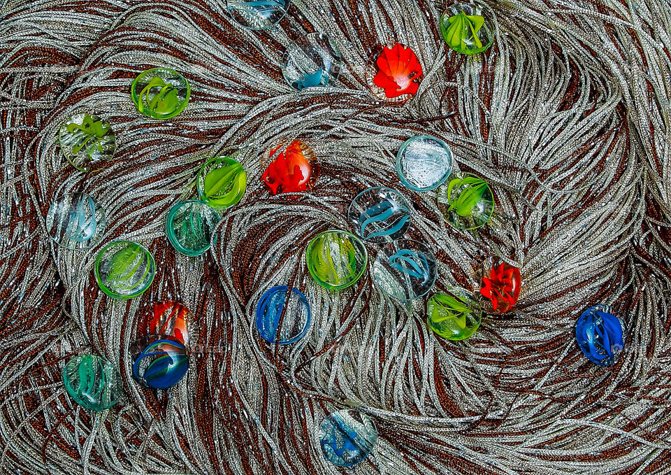 Decorative glass stones on twisted threads