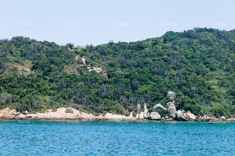 Praia com paisagem linda e fantástica no Brasil, na região do Lagos no Rio de Janeiro, em Arraial do Cabo. Uma ilha incrível de conhecer!
