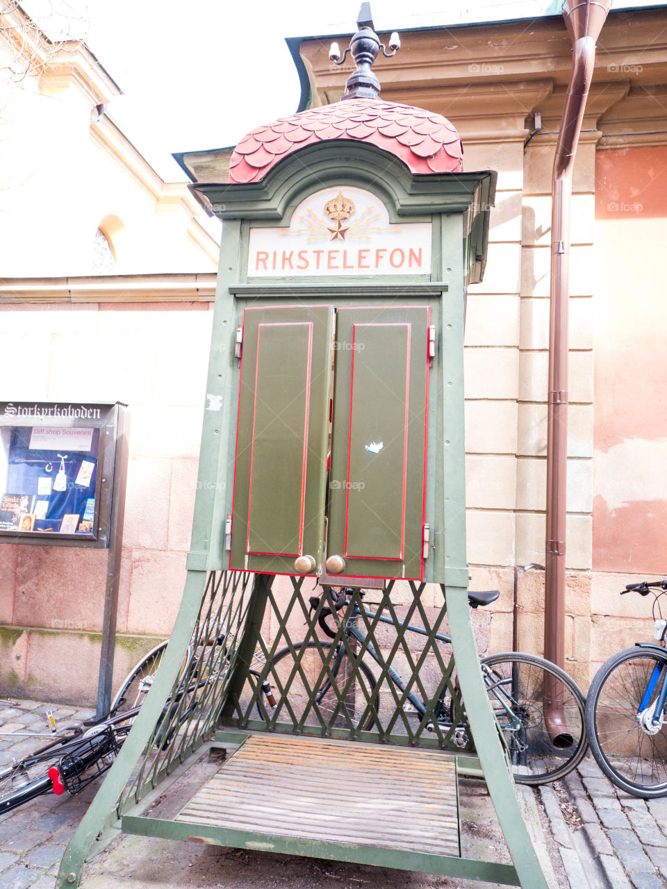 Telefonautomat utanför Storkyrkan i gamla stan Stockholm Sverige sweden Old Town