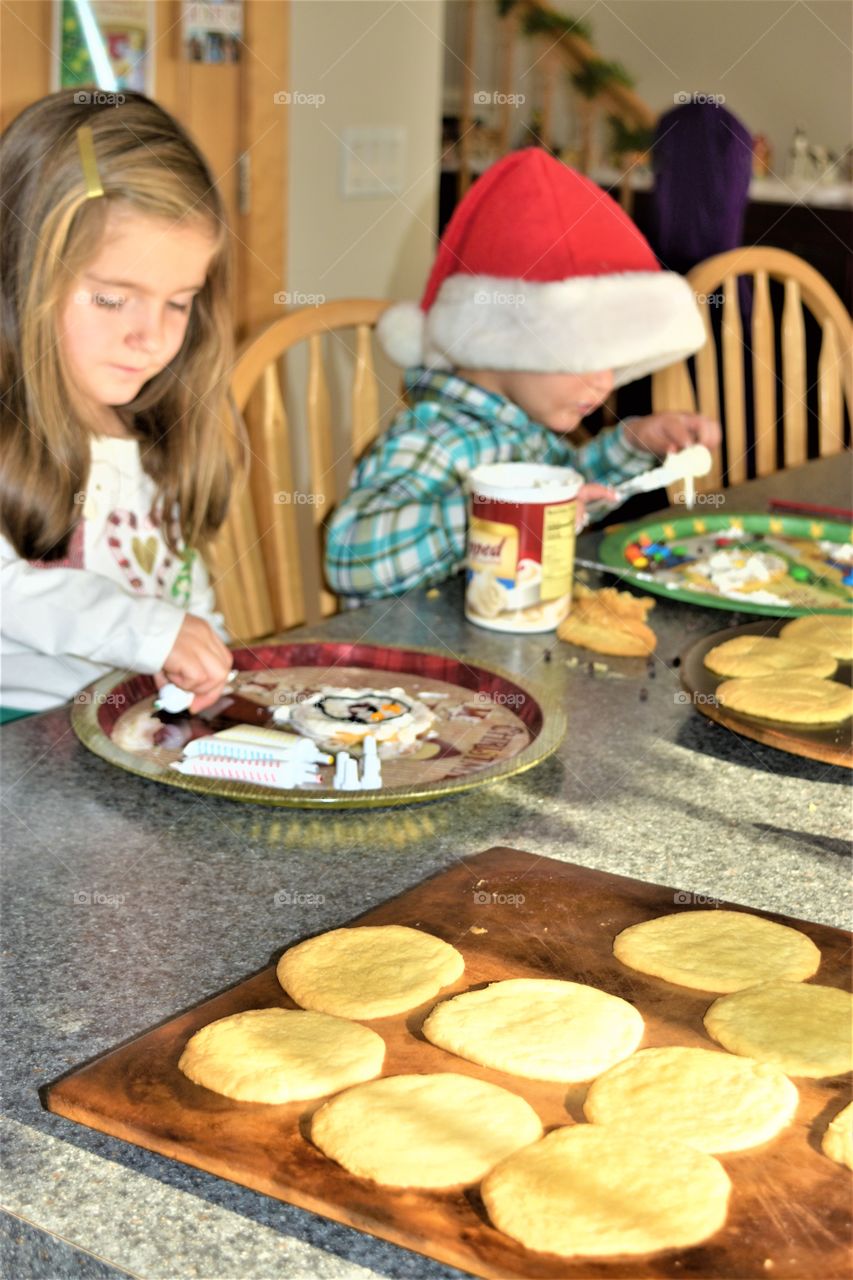 kids decorating cookies