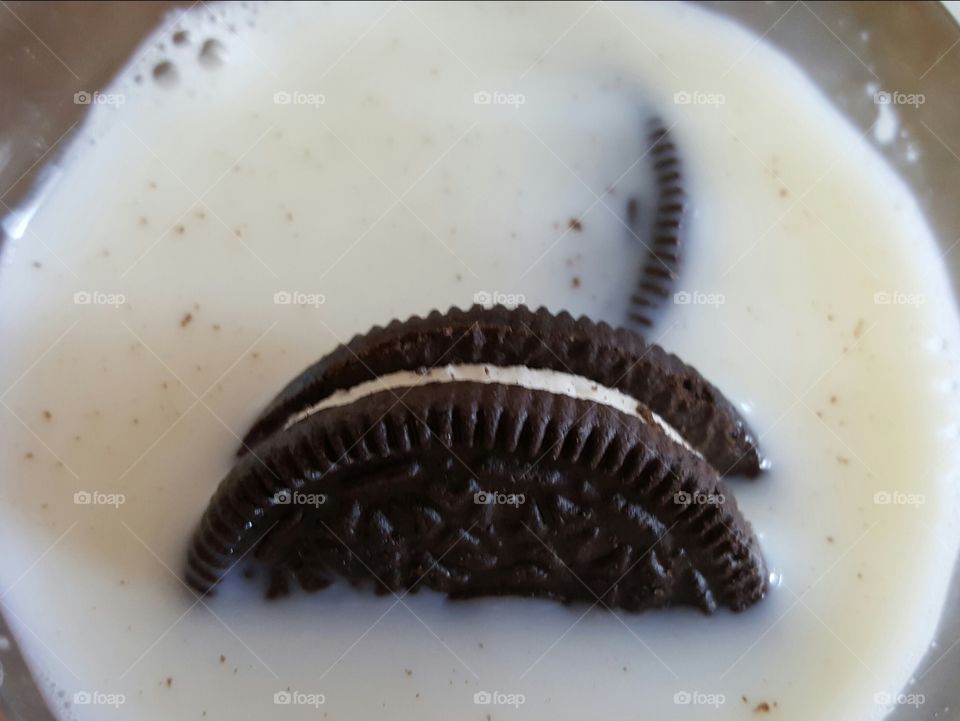 Oreo in milk