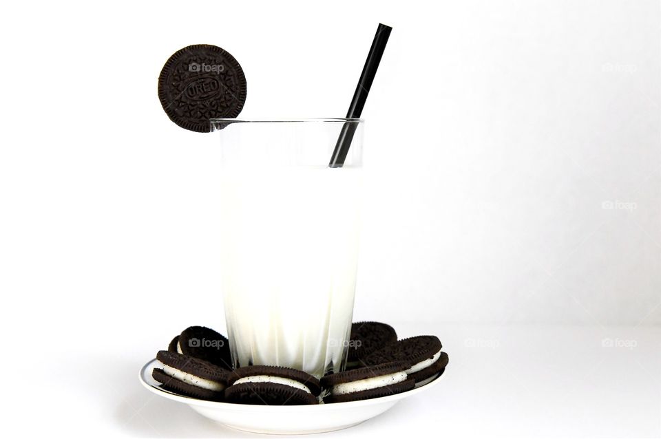 Oreo cookies with glass of milk