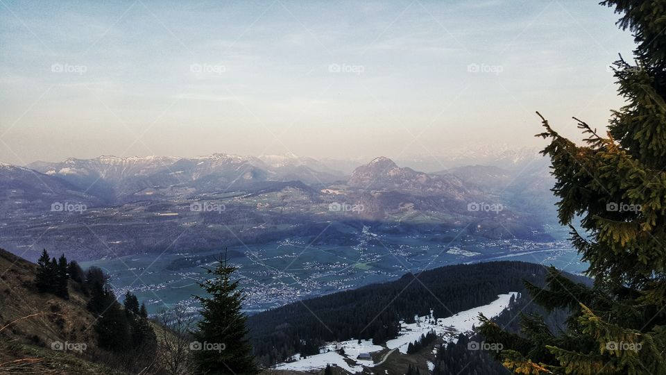 Blick in ein Tal in den österreichischen Alpen