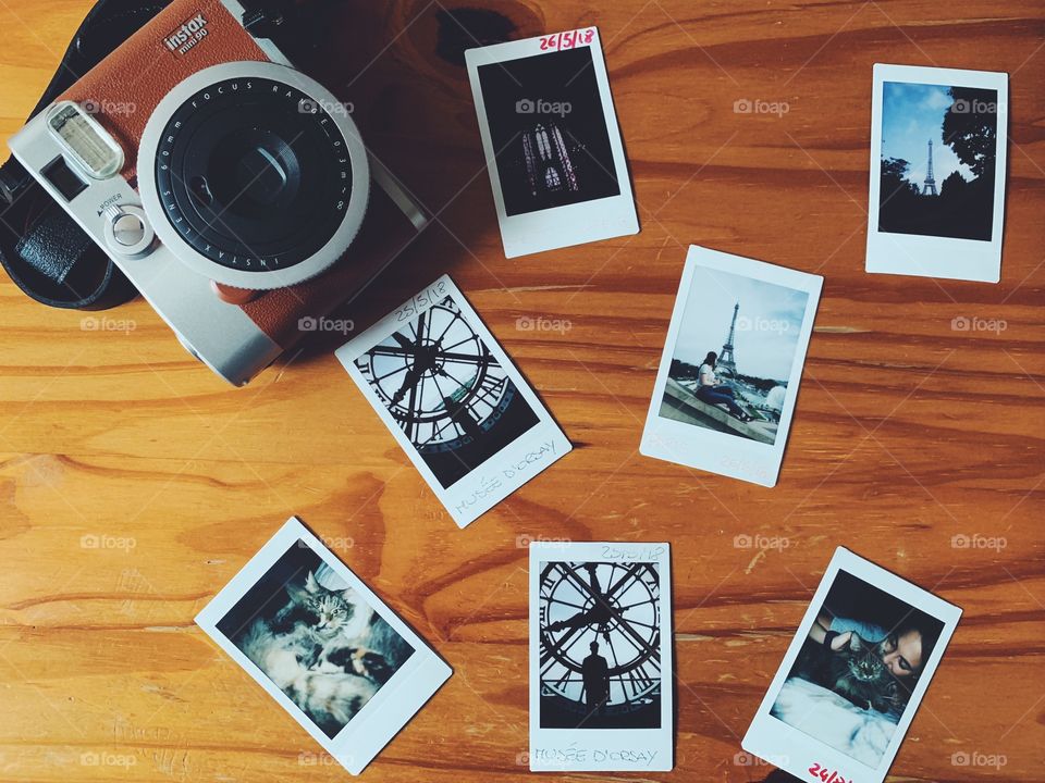 Take a pic with your instax mini90 and you can bring with you every moment. 