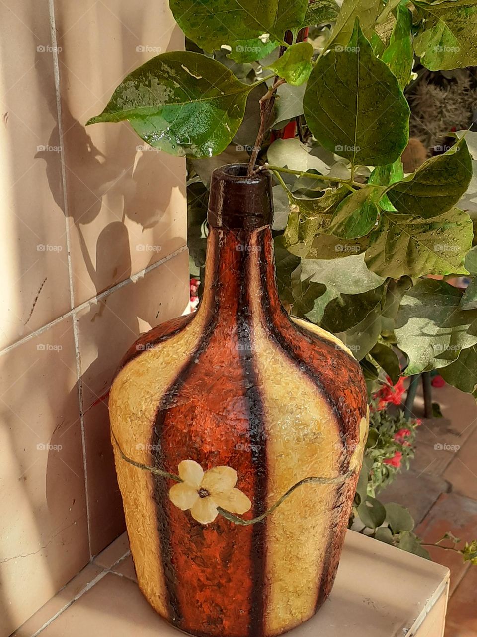 botella pintada para plantas