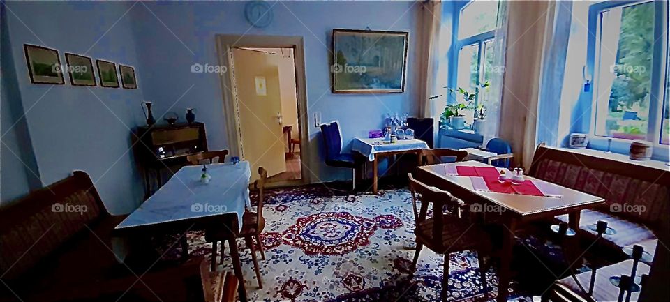 One of the hotel rooms seen from the inside where my sister stayed during her summer 2022 vacation. The particularly homey looking „Persian mandala“ inspired rug adds the finishing touch to this already very comfortable spacious room. Hypnotic Prod