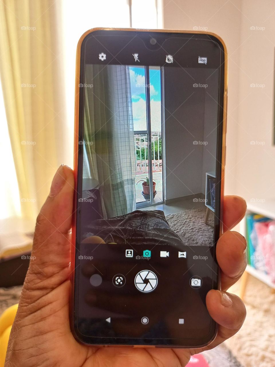 O poder das imagens. As imagens têm o poder de moldar, ou influenciar, o que a sociedade pensa ou deixa de pensar sobre determinado assunto. A imagem é uma representação  de alguma coisa e, tem por objetivo explicar a realidade dos fatos.