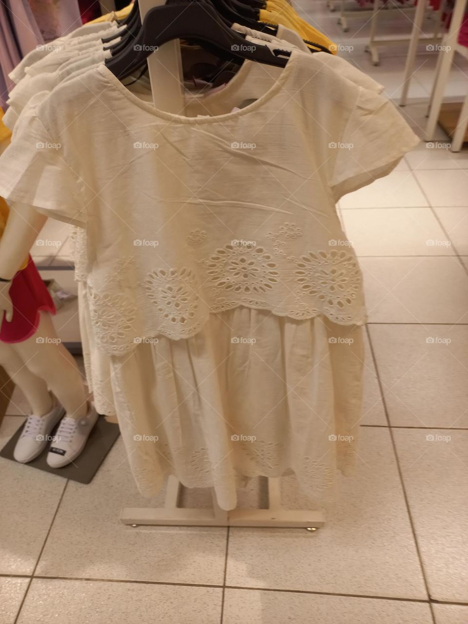 O vestido infantil é uma ótima opção para qualquer momento. Isto porque ele é soltinho e permite que as pequenas possam brincar com liberdade.