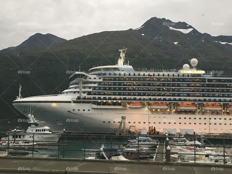 Cruise ship 