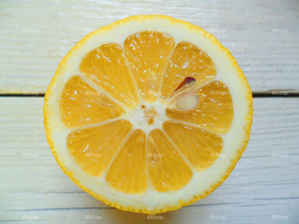 sliced ​​lemon