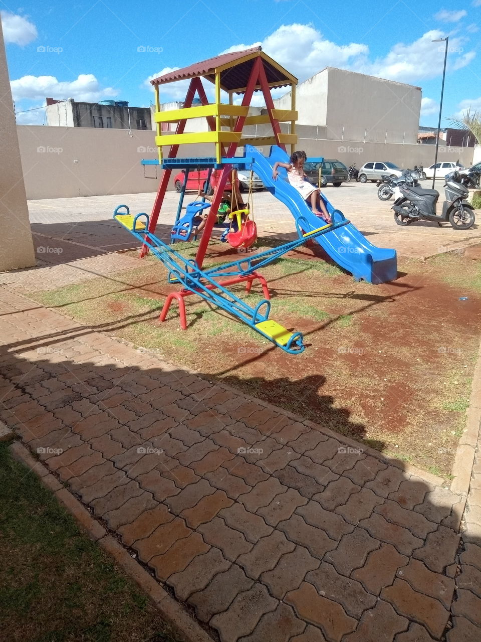 Crianças brincando no parque