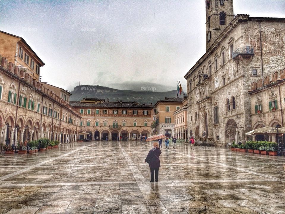 Tourism under the rain, piazza del popolo, Ascoli Piceno