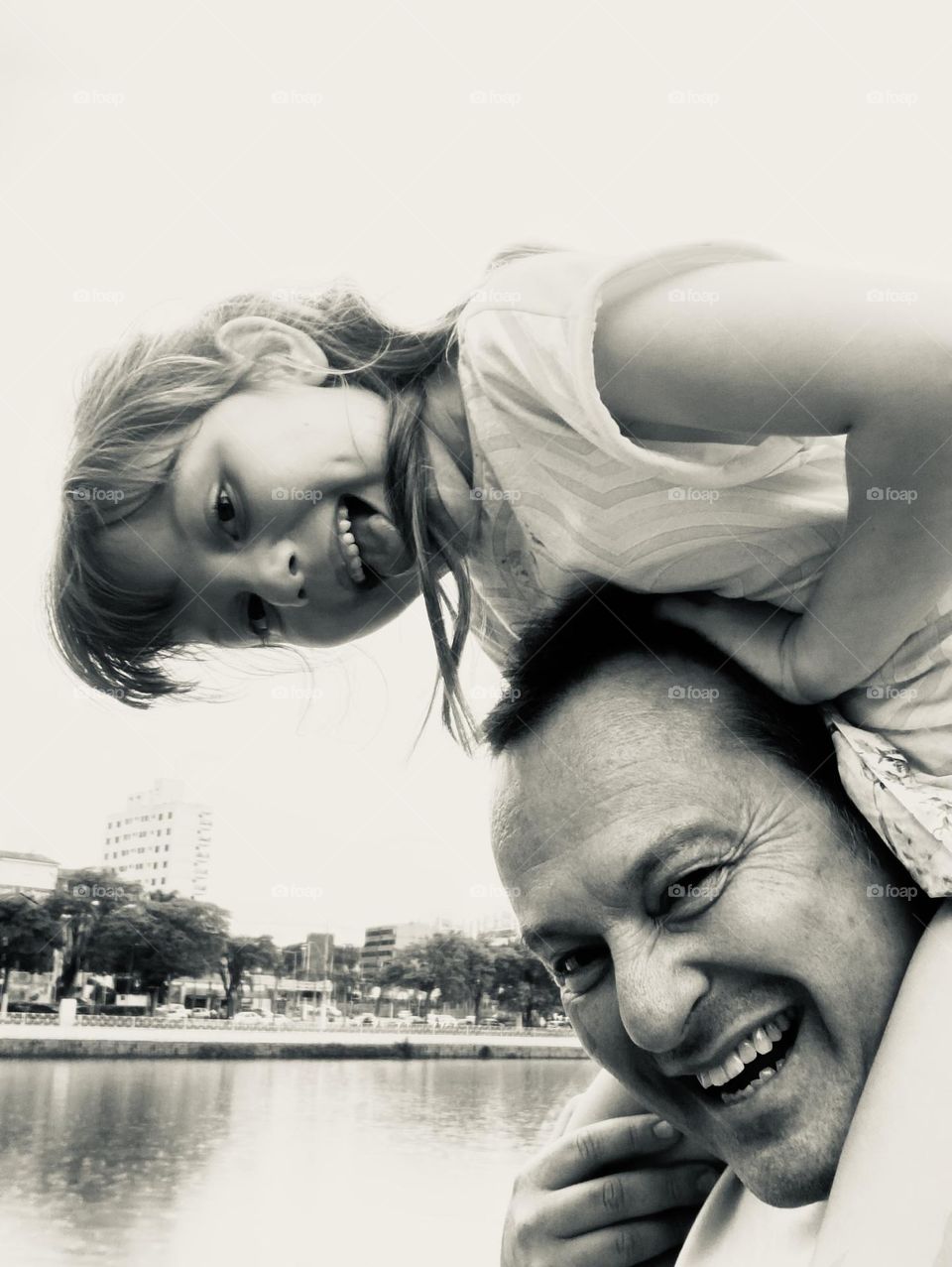 🇺🇸 In black and white, we still record our joy as father and daughter! / 🇧🇷 Em preto e branco, ainda assim registramos nossa alegria de pai e filha! 