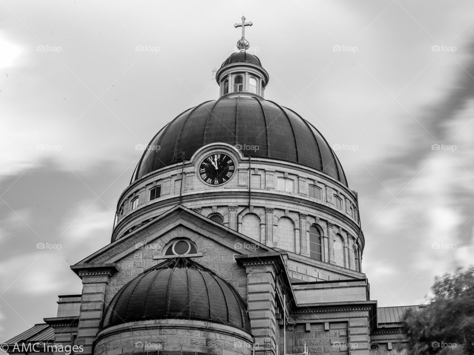 Black-and-white of a old basilica in Milwaukee Wisconsin