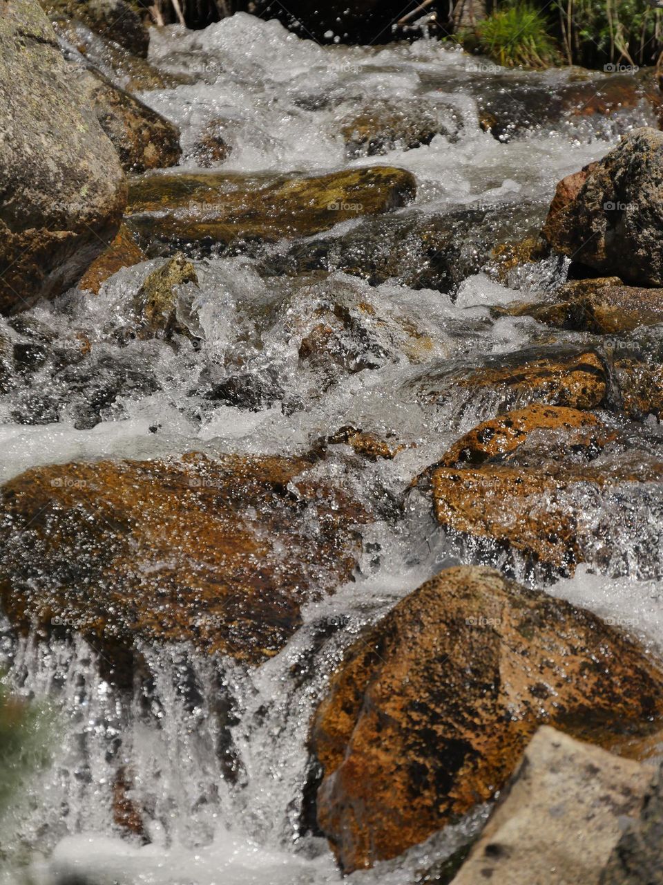 rocas en corriente de agua