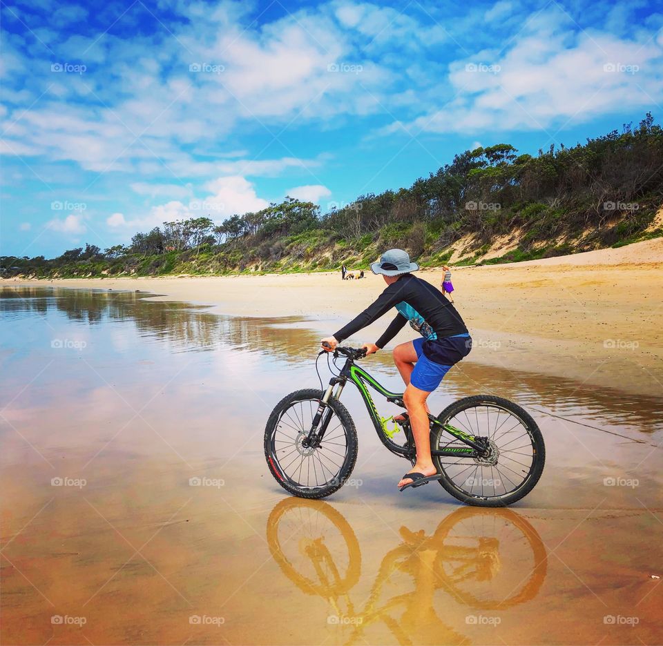 Cycle on the beach 
