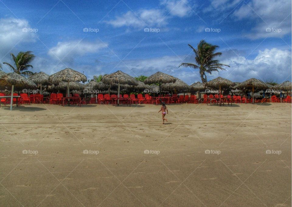 praia criança areia