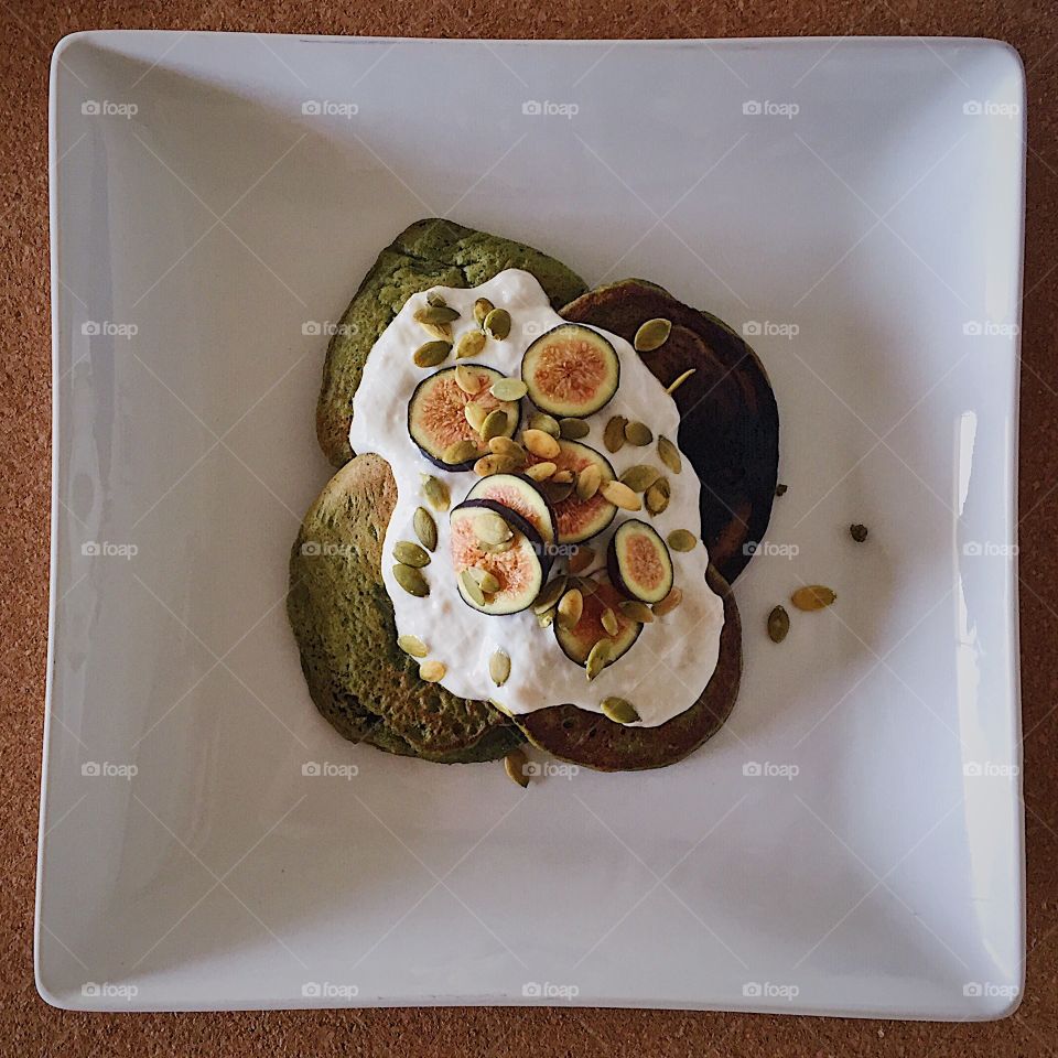 Spinach pancakes with figs and pepitas