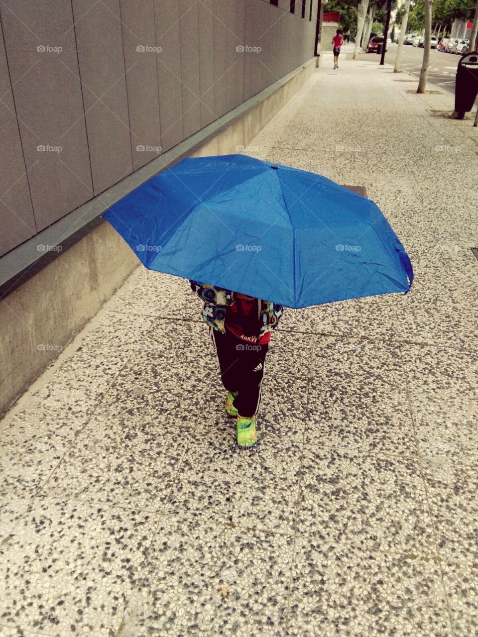 niño con paraguas